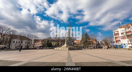 Kraljevo, Serbia - 18 febbraio 2022: Monumento ai guerrieri serbi morti per la libertà nelle guerre del 1912-1918, soldato, alias Milutin, sul mai Foto Stock