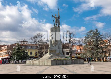 Kraljevo, Serbia - 18 febbraio 2022: Monumento ai guerrieri serbi morti per la libertà nelle guerre del 1912-1918, soldato, alias Milutin, sul mai Foto Stock