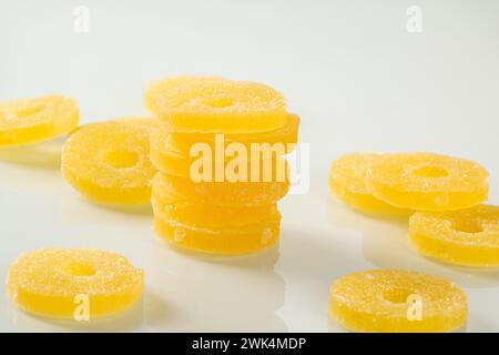 Uno shot ravvicinato che mostra un barattolo di marmellata di ananas gialla e arancia biologica, l'aggiunta perfetta per colazione e dessert. Ideale per fotogr Foto Stock