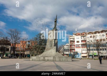 Kraljevo, Serbia - 18 febbraio 2022: Monumento ai guerrieri serbi morti per la libertà nelle guerre del 1912-1918, soldato, alias Milutin, sul mai Foto Stock