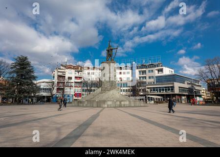 Kraljevo, Serbia - 18 febbraio 2022: Monumento ai guerrieri serbi morti per la libertà nelle guerre del 1912-1918, soldato, alias Milutin, sul mai Foto Stock