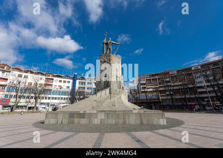 Kraljevo, Serbia - 18 febbraio 2022: Monumento ai guerrieri serbi morti per la libertà nelle guerre del 1912-1918, soldato, alias Milutin, sul mai Foto Stock