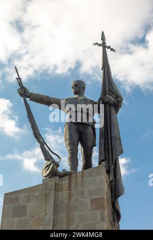 Kraljevo, Serbia - 18 febbraio 2022: Monumento ai Milutin, guerrieri serbi morti per la libertà nelle guerre del 1912-1918, soldato, sulla piazza principale Foto Stock