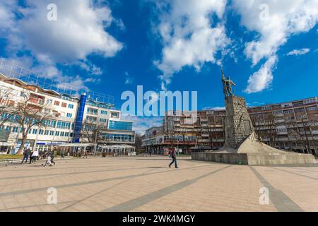 Kraljevo, Serbia - 18 febbraio 2022: Monumento ai guerrieri serbi morti per la libertà nelle guerre del 1912-1918, soldato, alias Milutin, sul mai Foto Stock