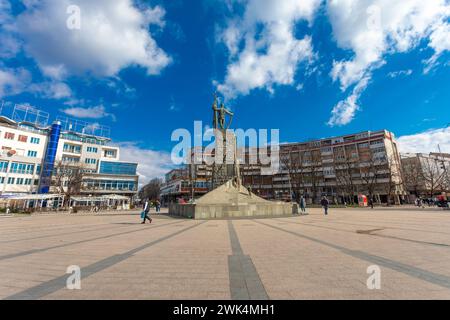 Kraljevo, Serbia - 18 febbraio 2022: Monumento ai guerrieri serbi morti per la libertà nelle guerre del 1912-1918, soldato, alias Milutin, sul mai Foto Stock