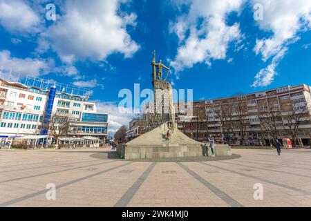 Kraljevo, Serbia - 18 febbraio 2022: Monumento ai guerrieri serbi morti per la libertà nelle guerre del 1912-1918, soldato, alias Milutin, sul mai Foto Stock