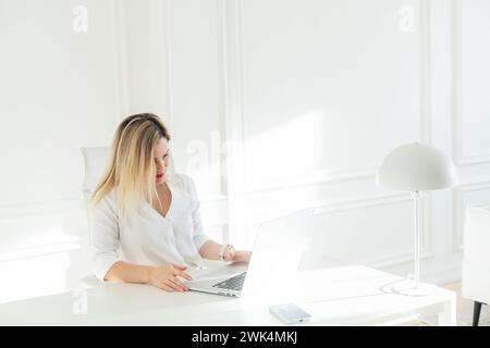 Una bella donna lavora in ufficio Foto Stock