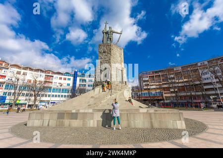 Kraljevo, Serbia - 18 febbraio 2022: Monumento ai guerrieri serbi morti per la libertà nelle guerre del 1912-1918, soldato, alias Milutin, sul mai Foto Stock