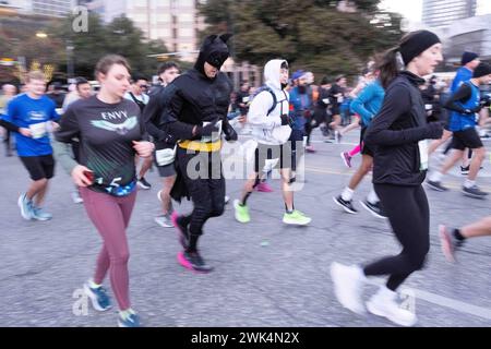 Austin, Texas, Stati Uniti. Maratona. 18 febbraio 2024. I corridori partono dalla maratona di Austin. Austin, Texas. Mario Cantu/CSM(immagine di credito: © Mario Cantu/Cal Sport Media). Crediti: csm/Alamy Live News crediti: Cal Sport Media/Alamy Live News Foto Stock