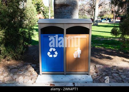 Cestini colorati presso il campus della University of Arizona a Tucson, Arizona Foto Stock