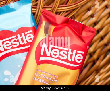 Barretta di cioccolato Nestlé con nocciole. Foto Stock