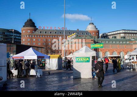 Persone, bancarelle e tendoni a Hakaniemen Maalaismarkkinat nel quartiere Hakaniemi di Helsinki, Finlandia Foto Stock