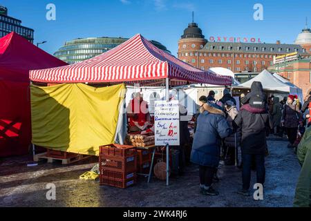 Hakaniemen Maalaismarkkinat presso la piazza del mercato di Hakaniemi nel quartiere Kallio di Helsinki, Finlandia Foto Stock