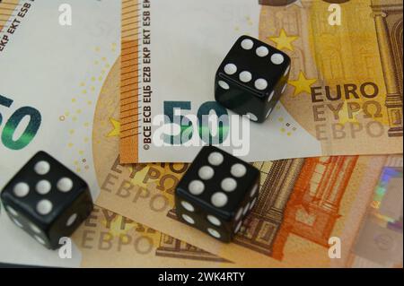 Gioco di dadi e banconote in euro primo piano. Gioco d'azzardo e finanza. Foto Stock