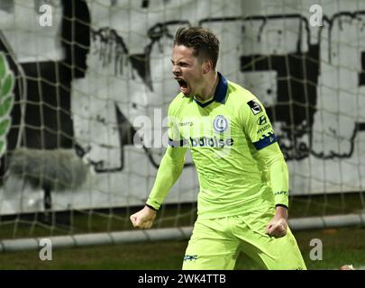 Eupen, Belgio. 18 febbraio 2024. Gent's Matisse Samoise celebra dopo aver segnato durante una partita di calcio tra KAS Eupen e KAA Gent, domenica 18 febbraio 2024 a Eupen, il giorno 26 della prima divisione del campionato belga 'Jupiler Pro League' 2023-2024. BELGA FOTO JOHN THYS credito: Belga News Agency/Alamy Live News Foto Stock