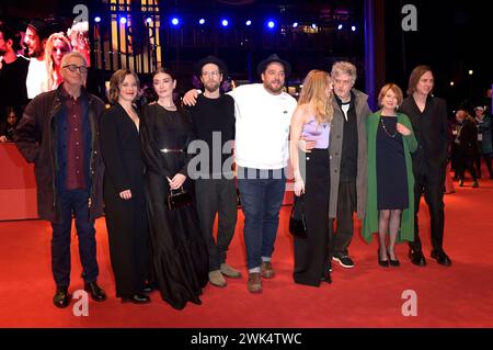 Hans-Uwe Bauer, Saskia Rosendahl, Anna Bederke, Robert Gwisdek, Ronald Zehrfeld, Lilith Stangenberg, Matthias Glasner, Corinna Harfouch und Lars Eidinger bei der Premiere des Kinofilms Sterben / Dying auf der Berlinale 2024 / 74. Internationale Filmfestspiele Berlin im Berlinale Palast. Berlino, 18.02.2024 *** Hans Uwe Bauer, Saskia Rosendahl, Anna Bederke, Robert Gwisdek, Ronald Zehrfeld, Lilith Stangenberg, Matthias Glasner, Corinna Harfouch e Lars Eidinger alla prima del lungometraggio Sterben Dying al Berlinale 2024 74 Berlin International Film Festival nel Berlinale Palast B. Foto Stock