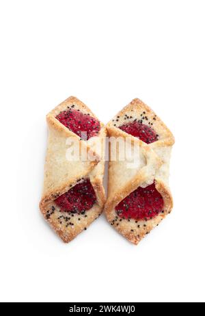 Mini biscotti ripieni di marmellata di frutti di bosco isolati su sfondo bianco Foto Stock