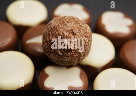 Pallina di cioccolato su uno sfondo di caramelle al cioccolato, primo piano. Foto Stock