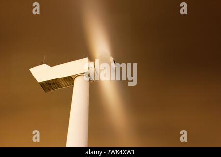 Lunga esposizione di una turbina eolica in un cielo notturno, i Paesi Bassi Foto Stock