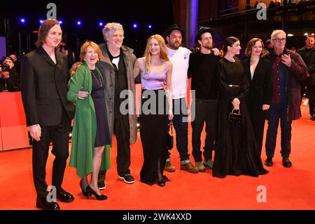 Lars Eidinger, Corinna Harfouch, Matthias Glasner, Lilith Stangenberg, Ronald Zehrfeld, Robert Gwisdek, Anna Bederke, Saskia Rosendahl und Hans-Uwe Bauer bei der Premiere des Kinofilms Sterben / Dying auf der Berlinale 2024 / 74. Internationale Filmfestspiele Berlin im Berlinale Palast. Berlino, 18.02.2024 *** Lars Eidinger, Corinna Harfouch, Matthias Glasner, Lilith Stangenberg, Ronald Zehrfeld, Robert Gwisdek, Anna Bederke, Saskia Rosendahl e Hans Uwe Bauer alla prima del lungometraggio Sterben Dying al Berlinale 2024 74 Berlin International Film Festival nel Berlinale Palast B. Foto Stock