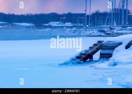 Horten, Norvegia, 18 febbraio 2024. Aspettando l'estate. Il bagno da questi gradini è ancora a pochi mesi di distanza. Crediti: Frode Arnesen/Alamy Live News Foto Stock