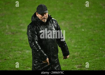 Eupen, Belgio. 18 febbraio 2024. Il capo-allenatore di Gent Hein Vanhaezebrouck reagisce durante una partita di calcio tra KAS Eupen e KAA Gent, domenica 18 febbraio 2024 a Eupen, il giorno 26 della prima divisione del campionato belga 'Jupiler Pro League' 2023-2024. BELGA FOTO JOHN THYS credito: Belga News Agency/Alamy Live News Foto Stock