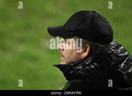 Eupen, Belgio. 18 febbraio 2024. Il capo-allenatore di Gent Hein Vanhaezebrouck reagisce durante una partita di calcio tra KAS Eupen e KAA Gent, domenica 18 febbraio 2024 a Eupen, il giorno 26 della prima divisione del campionato belga 'Jupiler Pro League' 2023-2024. BELGA FOTO JOHN THYS credito: Belga News Agency/Alamy Live News Foto Stock