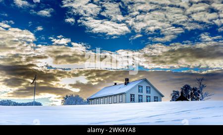 Horten, Norvegia, 18 febbraio 2024. Il sole crea splendidi cieli su una casa solitaria in inverno in Norvegia. Crediti: Frode Arnesen/Alamy Live News Foto Stock