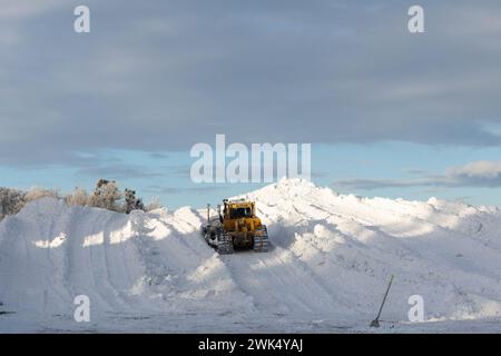 Horten, Norvegia, 18 febbraio 2024. Una montagna di neve è fatta dopo settimane di forti nevicate a Horten, Norvegia. Crediti: Frode Arnesen/Alamy Live News Foto Stock