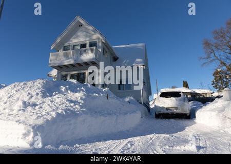 Horten, Norvegia, 18 febbraio 2024. Una casa bianca, un'auto bianca e molta neve bianca. Crediti: Frode Arnesen/Alamy Live News Foto Stock