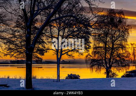 Horten, Norvegia, 18 febbraio 2024. Il paese delle meraviglie dell'inverno. Il sole mattutino crea uno splendido scenario. Crediti: Frode Arnesen/Alamy Live News Foto Stock