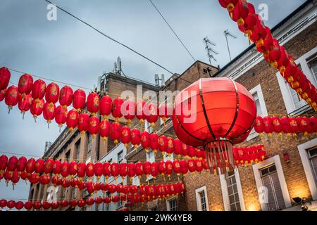 Lanterne rosse cinesi al crepuscolo - Chinatown a Londra Soho, Inghilterra, Regno Unito Foto Stock