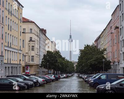 Vista della Fernsehturm Berlin che guarda verso Strelitzer Strasse da Bernauer Strasse, Berlino, Germania. Foto Stock