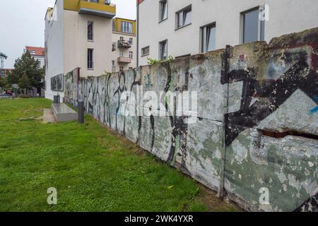 Resti del muro interno (del muro di Berlino) su Bernauer Strasse, Berlino, Germania. Foto Stock