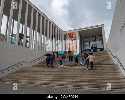 I gradini che portano al Museo di Pergamo (James Simon Gallery/James-Simon-Galerie), Berlino, Germania. Foto Stock