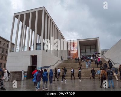 I gradini che portano al Museo di Pergamo (James Simon Gallery/James-Simon-Galerie), Berlino, Germania. Foto Stock