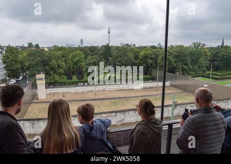 Guardando verso il basso sulla Bernauer Strasse dal muro di Berlino Centro di documentazione presso una zona conservata come era tra il 1961 al 1989. Foto Stock