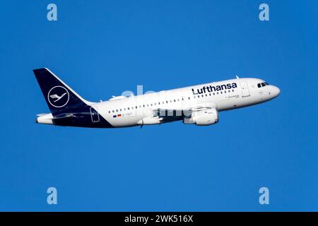 Lufthansa Airbus A319-114 (REG: D-AILH) uscendo dalla pista 13 dopo il decollo. Foto Stock