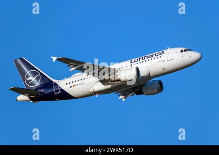 Lufthansa Airbus A319-114 (REG: D-AILH) uscendo dalla pista 13 dopo il decollo. Foto Stock