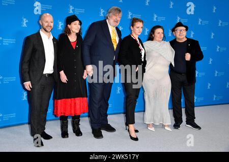 Fabian Gasmia, Lily Brett, Stephen Fry, Julia von Heinz, Lena Dunham und Zbigniew Zamachowski beim Photocall zum Kinofilm Treasure auf der Berlinale 2024 / 74. Internationale Filmfestspiele Berlin im Hotel Grand Hyatt. Berlino, 17.02.2024 *** Fabian Gasmia, Lily Brett, Stephen Fry, Julia von Heinz, Lena Dunham e Zbigniew Zamachowski al photocall per il film Treasure al Berlinale 2024 74 Berlin International Film Festival all'Hotel Grand Hyatt Berlin, 17 02 2024 foto:Xn.xKubelkax/xFuturexImagex Treasure 4221 Foto Stock