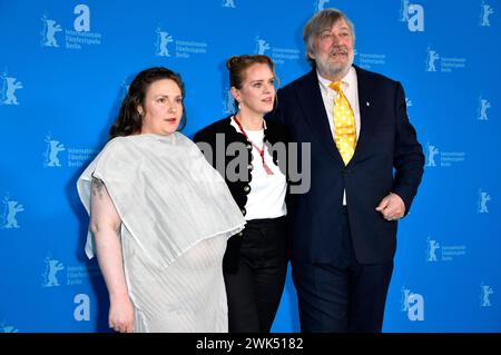 Lena Dunham, Julia von Heinz und Stephen Frey beim Photocall zum Kinofilm Treasure auf der Berlinale 2024 / 74. Internationale Filmfestspiele Berlin im Hotel Grand Hyatt. Berlino, 17.02.2024 *** Lena Dunham, Julia von Heinz e Stephen Frey al photocall per il film Treasure al Berlinale 2024 74 Berlin International Film Festival all'Hotel Grand Hyatt Berlin, 17 02 2024 foto:Xn.xKubelkax/xFuturexImagex Treasure 4230 Foto Stock