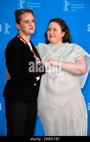 Julia von Heinz und Lena Dunham beim Photocall zum Kinofilm Treasure auf der Berlinale 2024 / 74. Internationale Filmfestspiele Berlin im Hotel Grand Hyatt. Berlino, 17.02.2024 *** Julia von Heinz e Lena Dunham al photocall per il film Treasure al Berlinale 2024 74 Berlin International Film Festival presso l'Hotel Grand Hyatt Berlin, 17 02 2024 foto:Xn.xKubelkax/xFuturexImagex Treasure 4234 Foto Stock