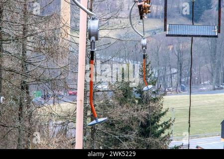 240217February News ID: EN 2024-02-17 February uar deutlich zu mild Frühlingsblumen blühen zeitiger, Wintersportgebiete geht der Schnee aus Erzgebirge. In Sachsen sind aktuell Winterferien. Die erste Ferienwoche ist Nun vorbei, era allerdings fehlt ist der Schnee. In den vergangenen Wochen lagen die Temperaturen deutlich über der 0 Grad Marke, teilweise sogar zweistellig. Dies und immer wieder aufkommender Regen hatten zur Folge, Dass die Schneedecke mittlerweile rapide Abgenommen Hat. Selbst auf dem 1215 metri hohen Fichtelberg liegen nur noch vereinzelte Schneereste. Wintersport ist am Fichtelberg Foto Stock