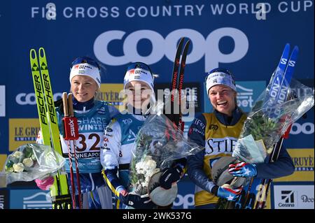 Minneapolis, Minnesota, Stati Uniti, 18 febbraio 2024: L'americana Jessie Diggins, a destra, sul podio dopo essere arrivata terza nella gara di sci di fondo della Coppa del mondo FIS femminile a 10 km al Theodore Wirth Regional Park di Minneapolis, Minnesota, USA. Centro, vincitrice Jonna Sundling (SVEZIA); sinistra, seconda classificata Frida Karlsson (SVEZIA). Diggins viene dal Minnesota e la folla l'amava. Crediti: John Lazenby/Alamy Live News Foto Stock