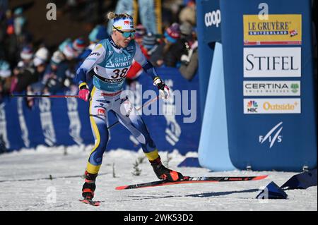 Minneapolis, Minnesota, Stati Uniti, 18 febbraio 2024: La vincitrice Jonna Sundling della Svezia in rotta verso la vittoria nella gara femminile di sci di fondo della Coppa del mondo FIS 10-k al Theodore Wirth Regional Park di Minneapolis, Minnesota, Stati Uniti. Crediti: John Lazenby/Alamy Live News Foto Stock