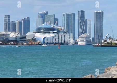 La più grande nave da crociera del mondo, Icon of the Seas, attraccata a PortMiami, sullo sfondo dei grattacieli di Brickell e Downtown Miami, febbraio 2024. Foto Stock