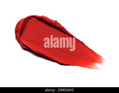 Rossetto rosso opaco con texture isolata su sfondo bianco. Sbavature di prodotto cosmetico Foto Stock