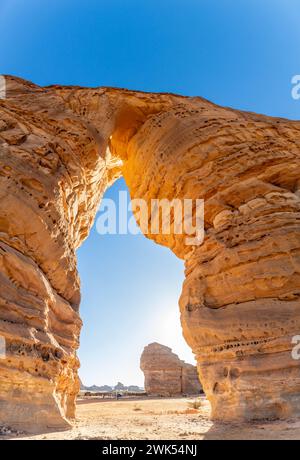 Arco di elefante di arenaria monolite di erosione rocciosa in piedi nel deserto, al Ula, Arabia Saudita Foto Stock