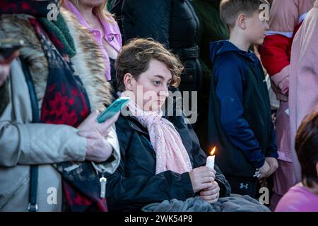 Tenendo una candela per Brianna Ghey, una sedicenne transgender britannica, è stata uccisa in un attacco premeditato da Scarlett Jenkinson e Eddie Ratcl Foto Stock