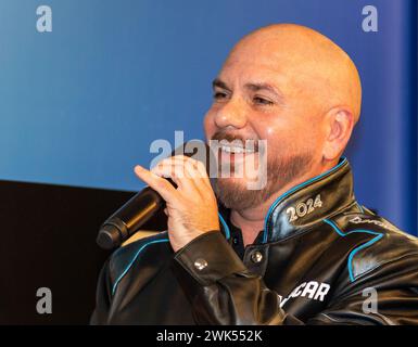 Daytona, Stati Uniti. 18 febbraio 2024. Pitbull risponde alle domande dopo che la pioggia ha rinviato la 66a Daytona 500, domenica 18 febbraio 2024 a Daytona, Florida. Foto di Edwin Locke/UPI credito: UPI/Alamy Live News Foto Stock